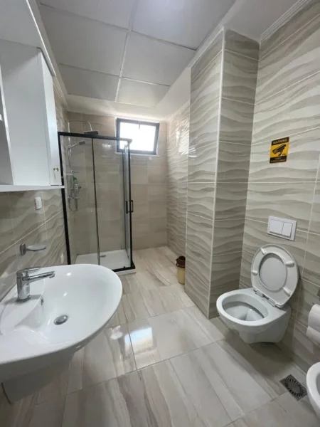 Tirane, jepet me qera apartament 2+1+Aneks+Ballkon Kati 7, 90 m² 600 € (Rwzidenca Alba)