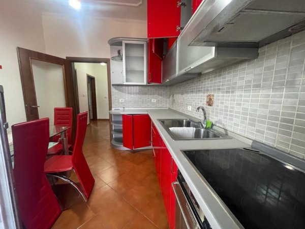 Tirane, jepet me qera apartament 2+1+Aneks+Ballkon Kati 2, 85 m² 400 € (Babreu qender)