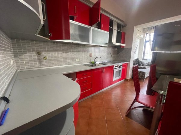 Tirane, jepet me qera apartament 2+1+Aneks+Ballkon Kati 2, 85 m² 400 € (Babreu qender)
