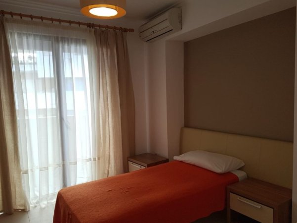 Tirane, jepet me qera apartament 2+1+Aneks+Ballkon Kati 3, 127 m² 800 € (Bogdanet)