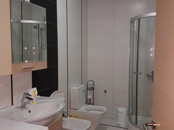 Tirane, jepet me qera apartament 2+1+Aneks+Ballkon Kati 3, 127 m² 800 € (Bogdanet)