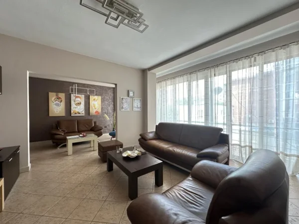 Tirane, jepet me qera apartament 2+1 Kati 2, 120 m² 600 € 