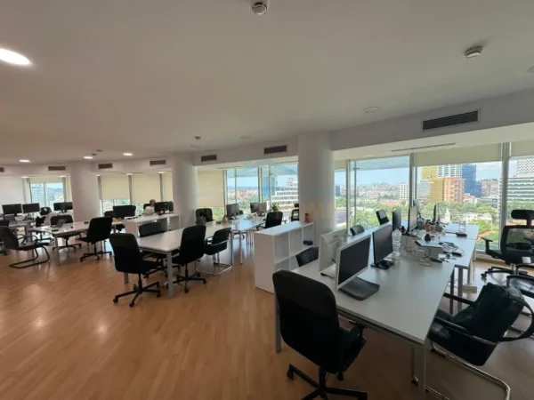 Tirane, jepet me qera ambjent biznesi Kati 13, 210 m² 6.300 € (Bulevardi Bajram Curri)