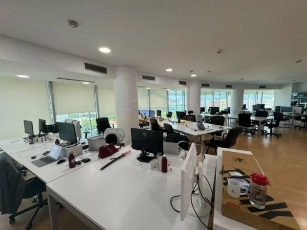 Tirane, jepet me qera ambjent biznesi Kati 13, 210 m² 6.300 € (Bulevardi Bajram Curri)