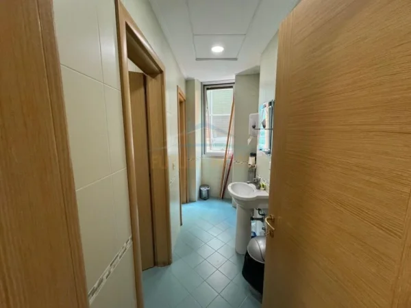 Tirane, jepet me qera ambjent biznesi Kati 13, 210 m² 6.300 € (Bulevardi Bajram Curri)