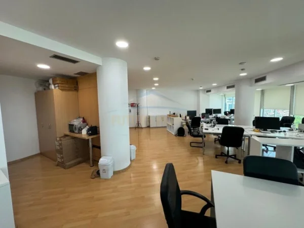 Tirane, jepet me qera ambjent biznesi Kati 13, 210 m² 6.300 € (Bulevardi Bajram Curri)
