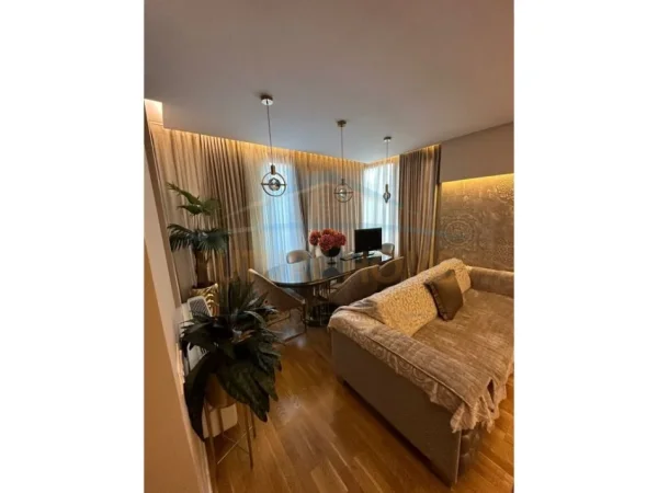 Tirane, shitet apartament 3+1+Ballkon Kati 2, 130 m² 340.000 € (Liceu Artistik Rruga Elbasanit)