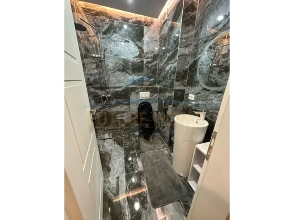 Tirane, shitet apartament 3+1+Ballkon Kati 2, 130 m² 340.000 € (Liceu Artistik Rruga Elbasanit)