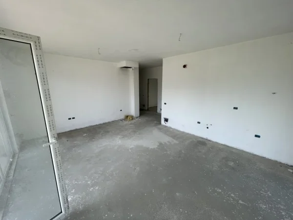 Tirane, shes apartament 3+1+Aneks+Ballkon Kati 3, 183 m² 320.000 € (Liqeni Thate)