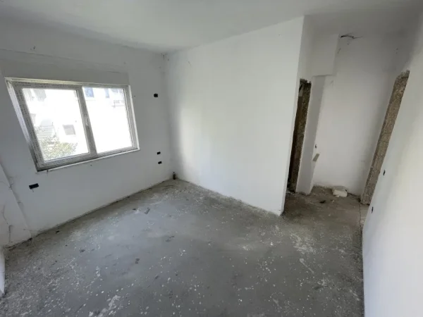 Tirane, shes apartament 3+1+Aneks+Ballkon Kati 3, 183 m² 320.000 € (Liqeni Thate)