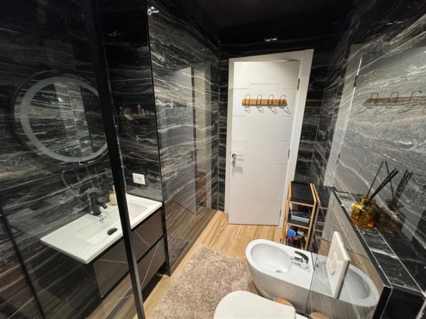 Tirane, jepet me qera apartament 2+1+Ballkon Kati 4, 110 m² 730 € (Liqeni i That)