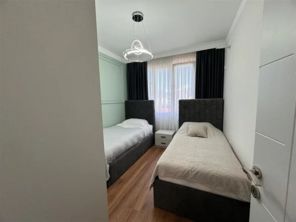Tirane, jepet me qera apartament 2+1+Ballkon Kati 4, 110 m² 730 € (Liqeni i That)