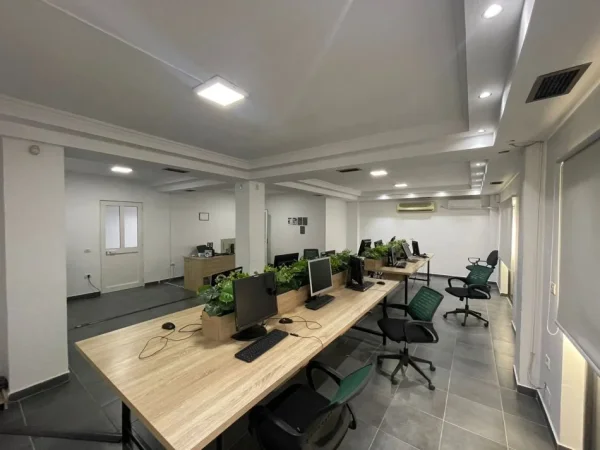 Tirane, jepet me qera zyre Kati 2, 150 m² 1.500 € (Rruga Myslym Shyri)