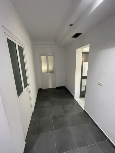 Tirane, jepet me qera zyre Kati 2, 150 m² 1.500 € (Rruga Myslym Shyri)