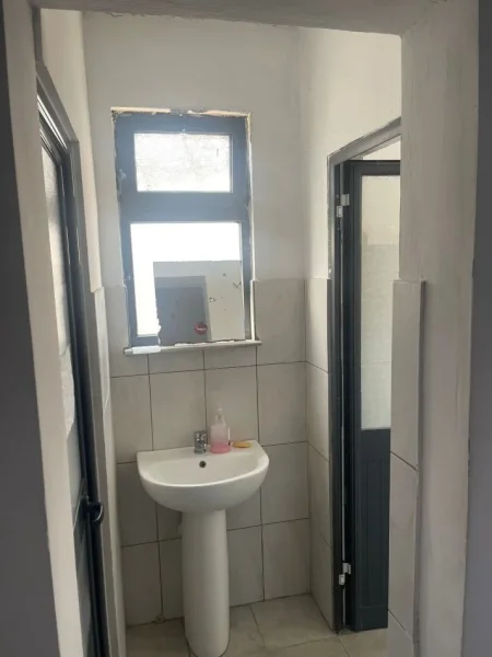 Tirane, jepet me qera zyre Kati 2, 150 m² 1.500 € (Rruga Myslym Shyri)