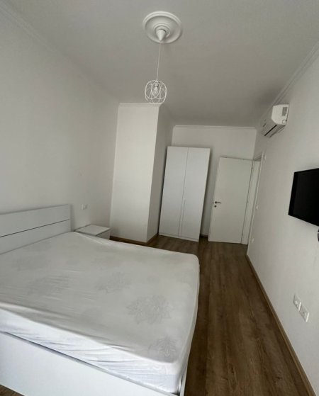 Tirane, jepet me qera apartament 2+1+Ballkon Kati 5, 90 m² 800 € (komuna parisit)