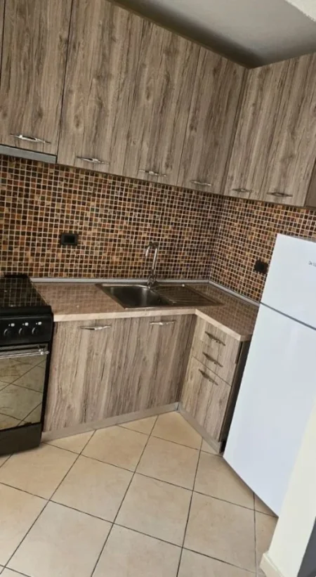 Tirane, jepet me qera apartament 2+1+Ballkon Kati 1, 78 m² 400 € (kinostudio)