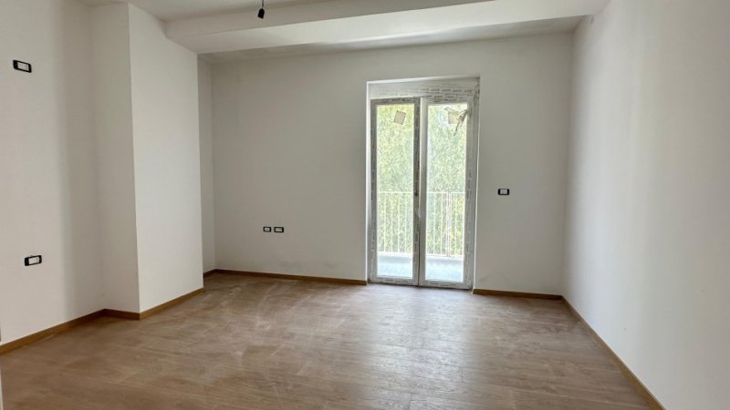 Tirane, jepet me qera zyre Kati 2, 119 m² 1.700 € (Rruga Faik Konica)