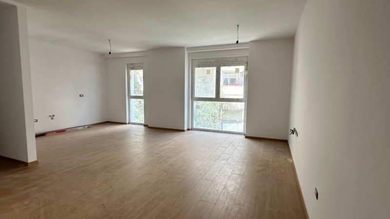 Tirane, jepet me qera zyre Kati 2, 119 m² 1.700 € (Rruga Faik Konica)