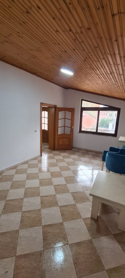 Tirane, jepet me qera Vile 3 Katshe Kati 3, 780 m² 1.600 € (Rruga Mine Peza)