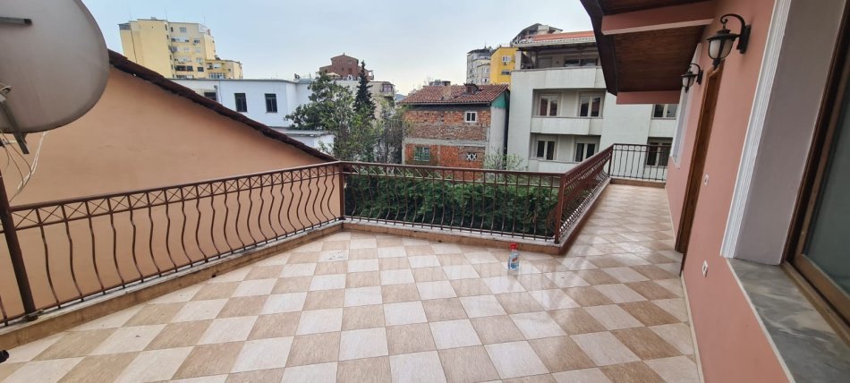 Tirane, jepet me qera Vile 3 Katshe Kati 3, 780 m² 1.600 € (Rruga Mine Peza)