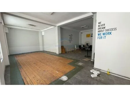 Tirane, jepet me qera ambjent biznesi Kati 0, 70 m² 400 € (Rruga Bardhyl)