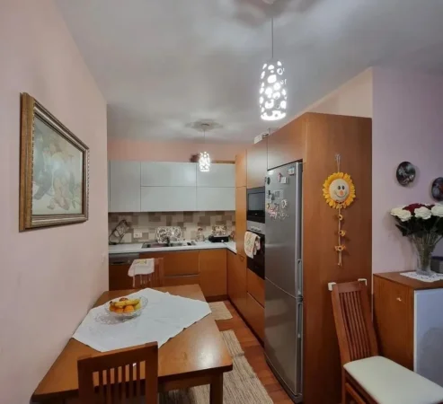 Tirane, jepet me qera apartament 2+1 Kati 5, 100 m² 500 € (Ish Fusha e Aviacionit)