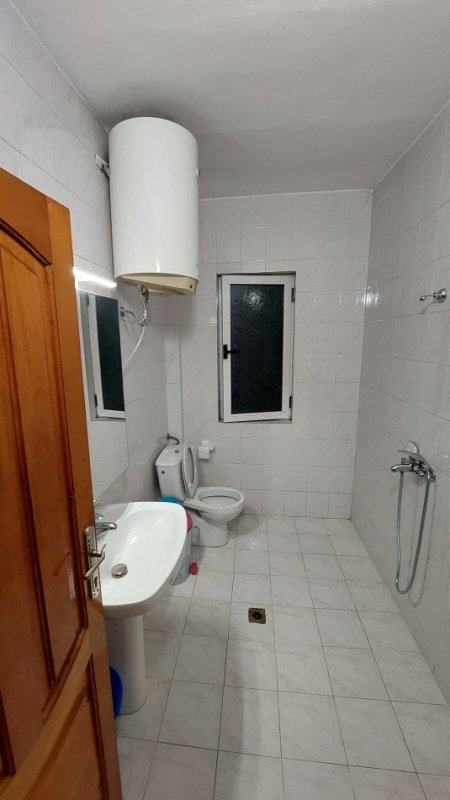 Tirane, jepet me qera apartament 1+1+Ballkon Kati 4, 61 m² 480 € (ZOGU I ZI)