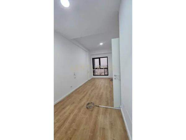 Tirane, jepet me qera zyre Kati 14, 110 m² 1.100 € (GARDEN BUILDING)