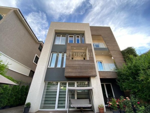 Tirane, jepet me qera Vile 3 Katshe Kati 3, 394 m² 3.000 € (Prane Ambasades Amerikane Tirana, Albania)