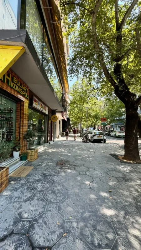 Tirane, jepet me qera dyqan Kati 0, 112 m² 2.700 € (Myslym Shyri)