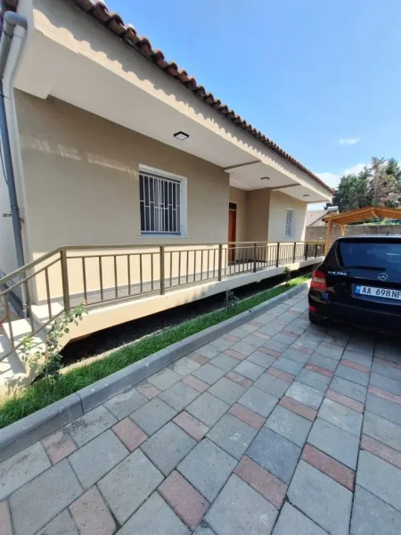 Tirane, jepet me qera Vile 2+1+Aneks+Ballkon Kati 1, 800 € (Laprake, prane Spitalit Ushtarak)