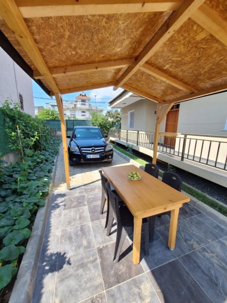 Tirane, jepet me qera Vile 2+1+Aneks+Ballkon Kati 1, 800 € (Laprake, prane Spitalit Ushtarak)