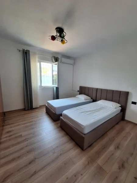 Tirane, jepet me qera Vile 2+1+Aneks+Ballkon Kati 1, 800 € (Laprake, prane Spitalit Ushtarak)