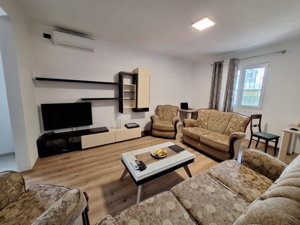Tirane, jepet me qera Vile 2+1+Aneks+Ballkon Kati 1, 800 € (Laprake, prane Spitalit Ushtarak)