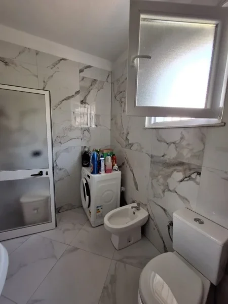 Tirane, jepet me qera Vile 2+1+Aneks+Ballkon Kati 1, 800 € (Laprake, prane Spitalit Ushtarak)