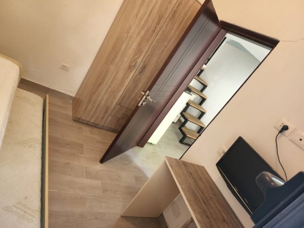 Tirane, jepet me qera shtepi 1+1 Kati 0, 45 m² 400 € (Rruga e Kavajes, 21Dhjetori)
