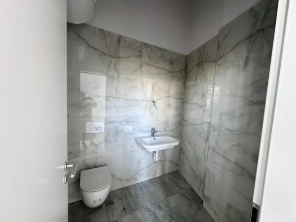 Tirane, shes dyqan Kati 0,