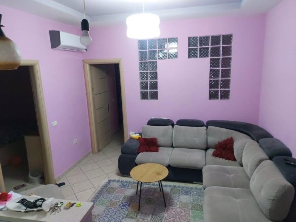 Tirane, jepet me qera apartament 2+1 Kati 4, 500 € (Komuna e Parisit)