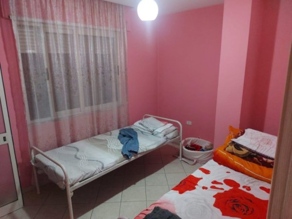 Tirane, jepet me qera apartament 2+1 Kati 4, 500 € (Komuna e Parisit)