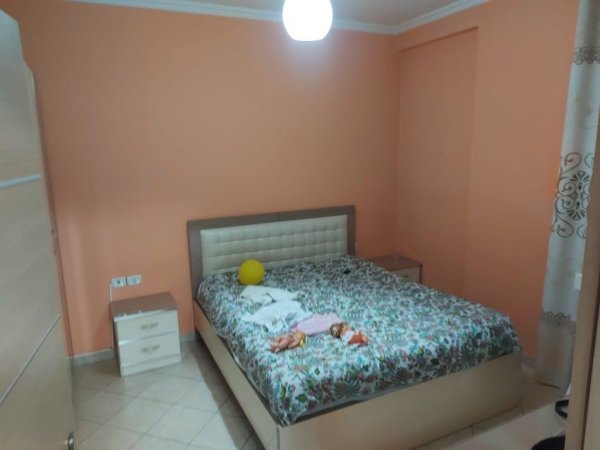 Tirane, jepet me qera apartament 2+1 Kati 4, 500 € (Komuna e Parisit)