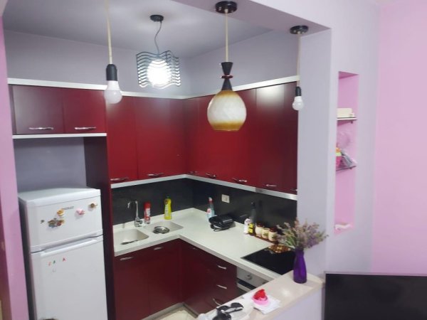 Tirane, jepet me qera apartament 2+1 Kati 4, 500 € (Komuna e Parisit)