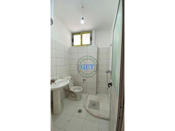 Durres, jepet me qera apartament 3+1+Ballkon Kati 1, 96 m² 300 € (Stacioni i Trenit)