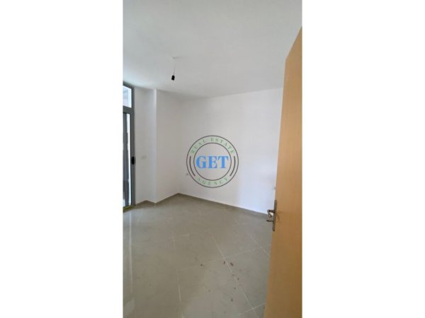 Durres, jepet me qera apartament 3+1+Ballkon Kati 1, 96 m² 300 € (Stacioni i Trenit)
