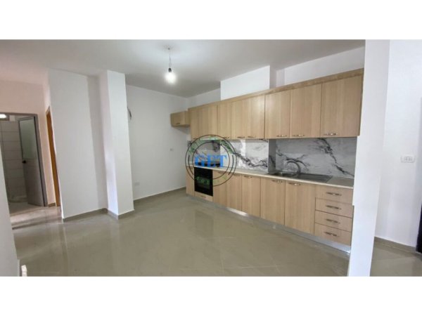 Durres, jepet me qera apartament 3+1+Ballkon Kati 1, 96 m² 300 € (Stacioni i Trenit)