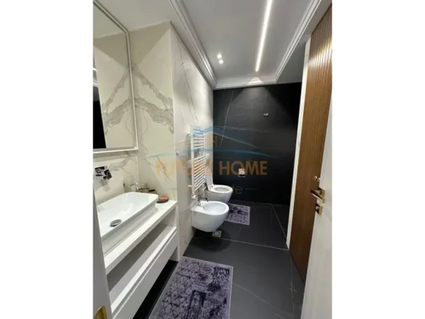 Tirane, jepet me qera apartament 2+1+Ballkon Kati 4, 1.600 € (Rruga e Kavajes)