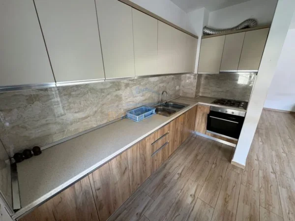 Tirane, shitet apartament 1+1+Ballkon Kati 1, 85 m² 145.000 € (5 Maj)