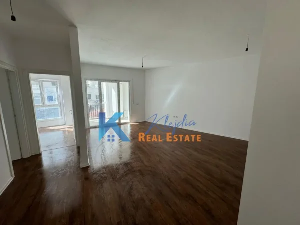 Tirane, jap me qera zyre Kati 2, 95 m² 600 € (Rruga e Barrikadave, afer bustit Vojo Kushi)