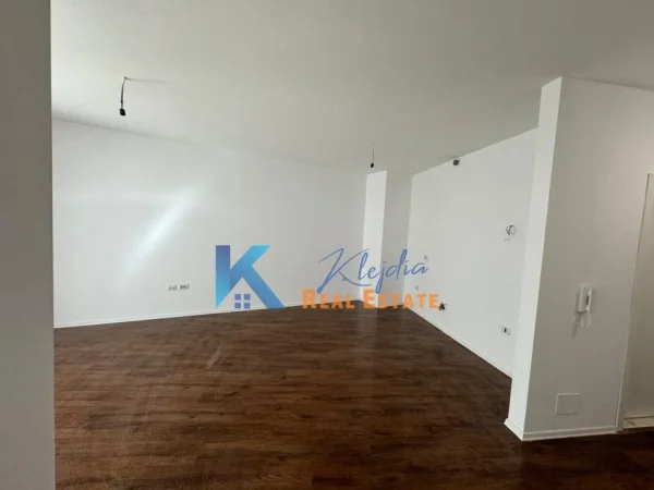 Tirane, jap me qera zyre Kati 2, 95 m² 600 € (Rruga e Barrikadave, afer bustit Vojo Kushi)