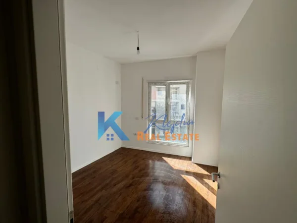 Tirane, jap me qera zyre Kati 2, 95 m² 600 € (Rruga e Barrikadave, afer bustit Vojo Kushi)